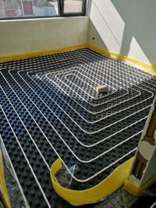 Dit is een lucht water warmtepomp systeem in combinatie met vloerverwarming en een zonneboiler van viessmann