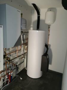 Dit is een lucht water warmtepomp systeem in combinatie met vloerverwarming en een zonneboiler van viessmann